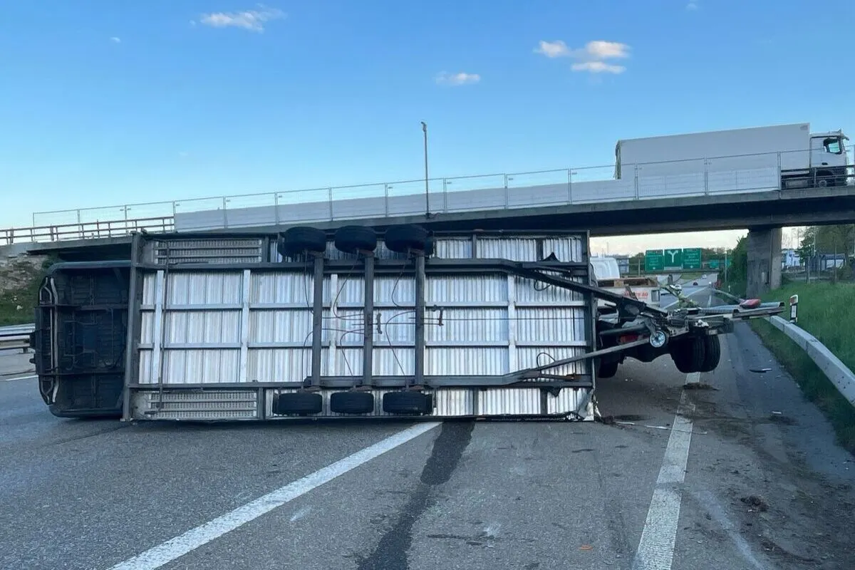 A2 Egerkingen SO – Anhänger kippt bei Selbstunfall