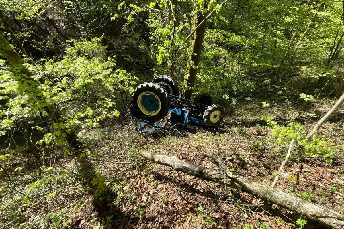 Seewen SO – Traktor stürzt bei Unfall Hang hinab