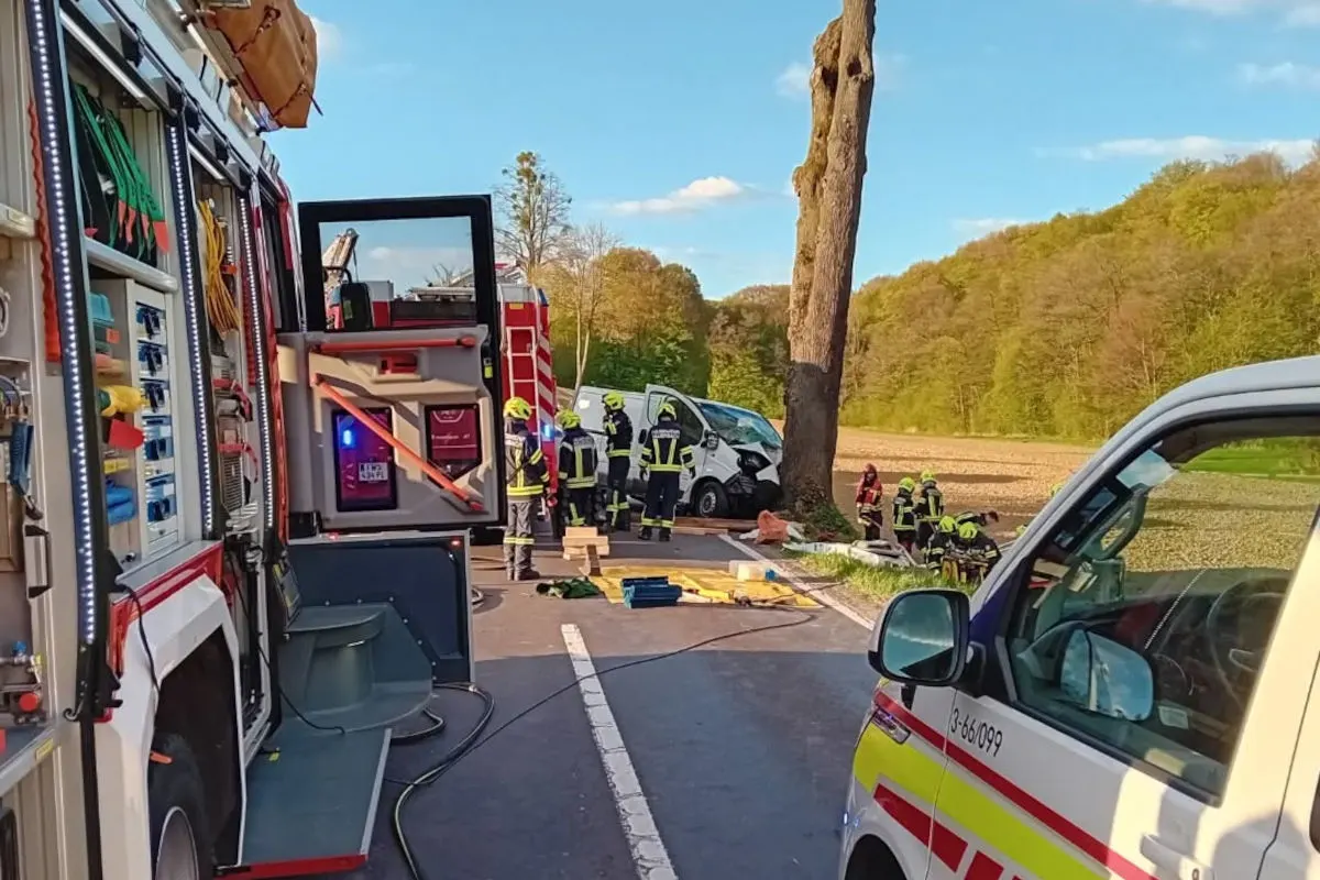 Unfall in Mauerbach – Pkw prallt gegen Baum