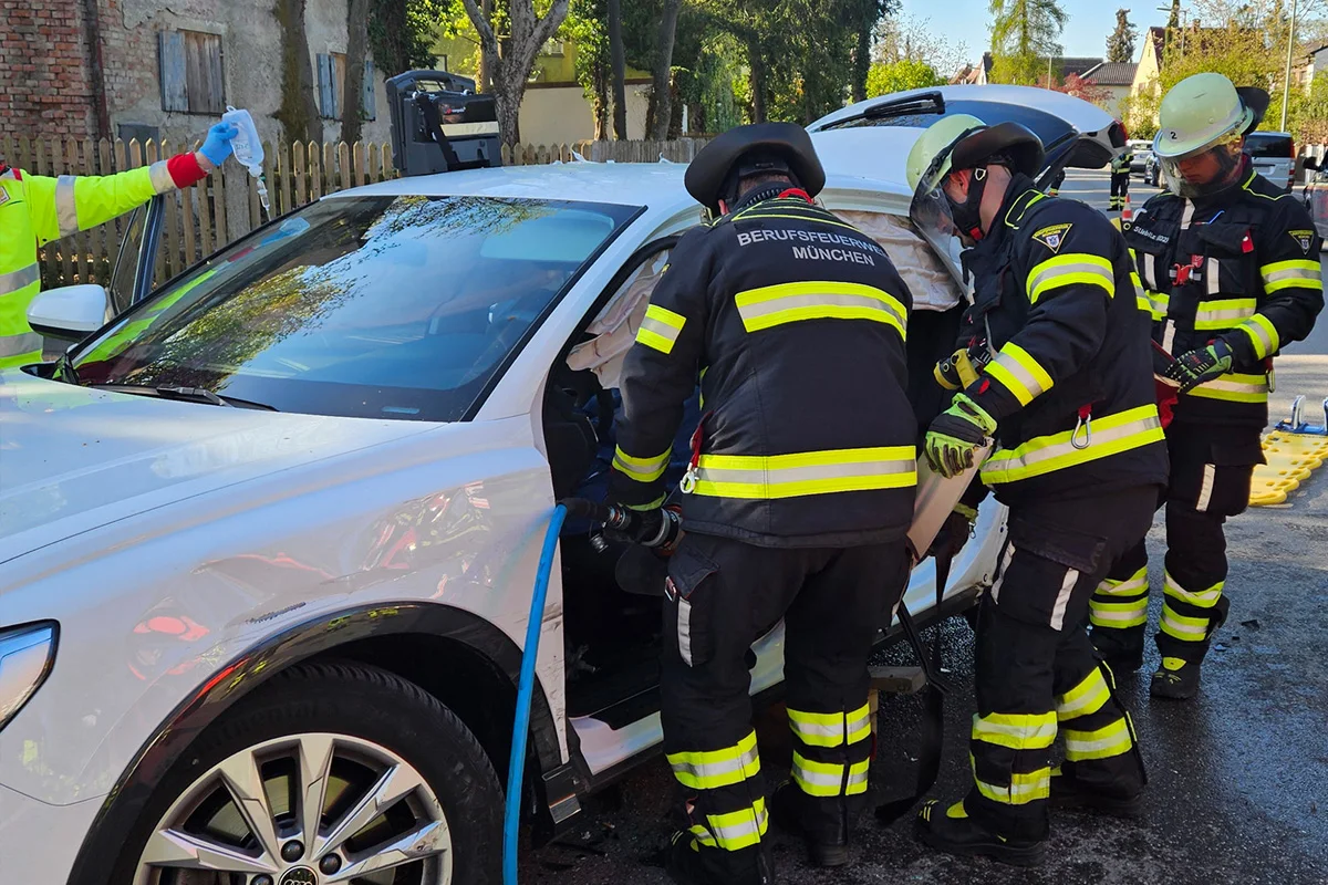 München – Fahrerin nach seitlicher Kollision aus Audi befreit