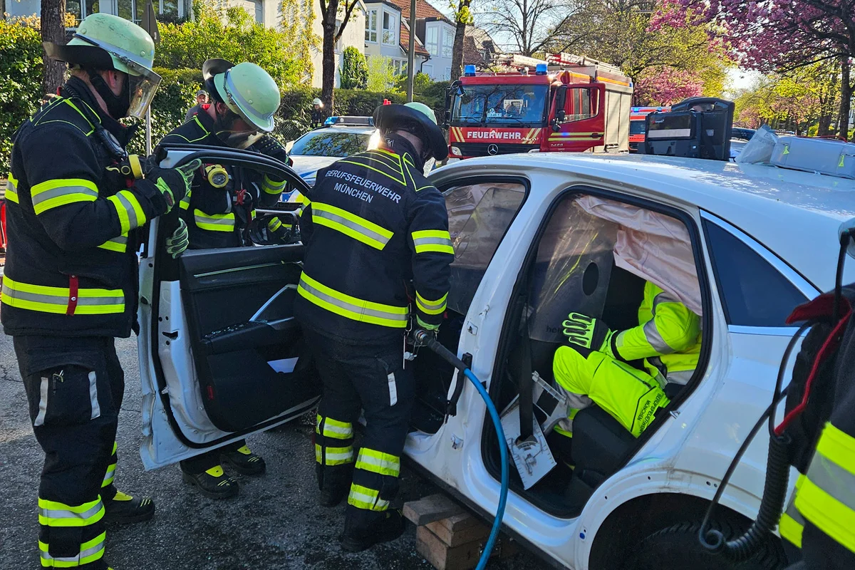 München – Fahrerin nach seitlicher Kollision aus Audi befreit