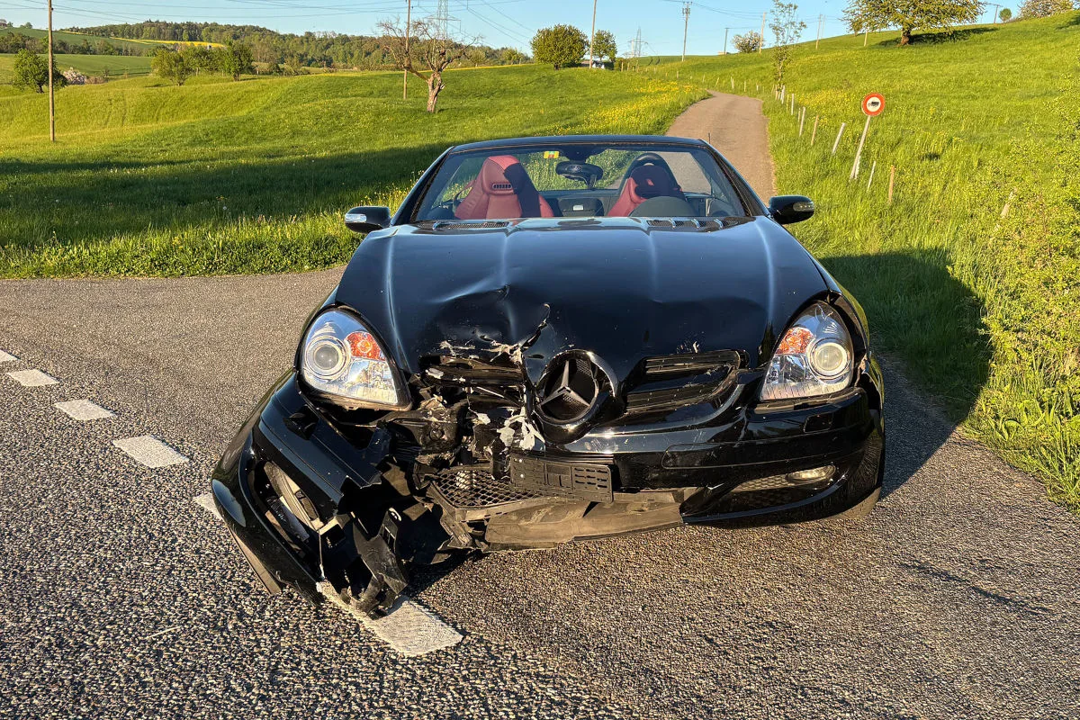 Unfall in Buus BL – Motorrad prallt gegen abbiegendem Pkw