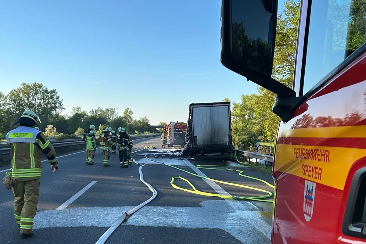 Speyer – Lkw-Brand greift auf Böschung und Wald über