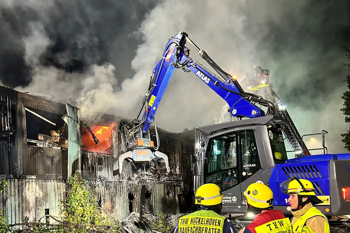 Grevenbroich – Betrieb bei Großbrand im Industriegebiet zerstört