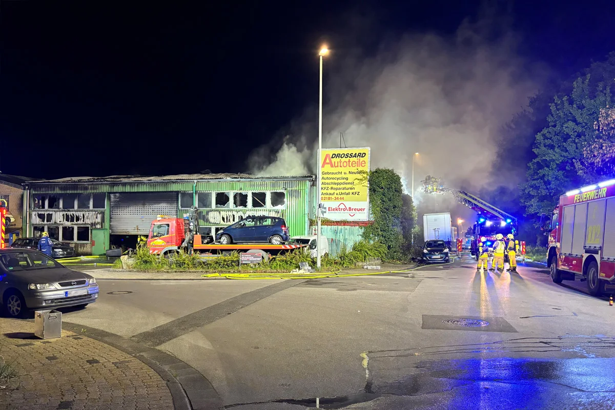 Grevenbroich – Betrieb bei Großbrand im Industriegebiet zerstört