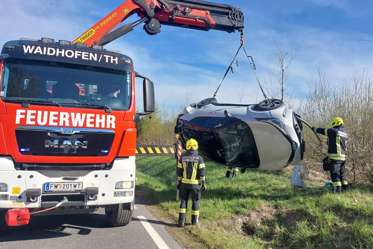 Waidhofen an der Thaya – Pkw überschlägt sich und landet im Wald