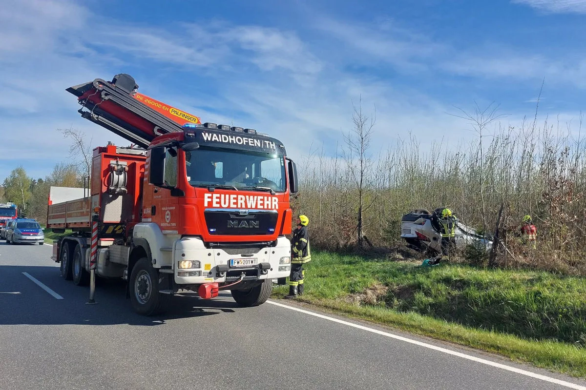 Waidhofen an der Thaya – Pkw überschlägt sich und landet im Wald