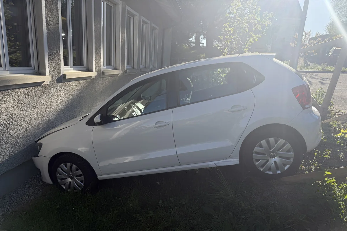 Teufen AR – Auto prallt in Hausmauer