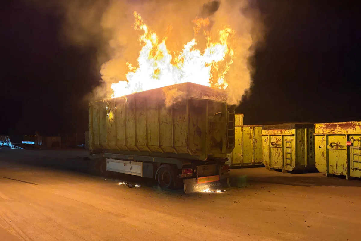 Baar ZG – Brand bei Recyclingfirma