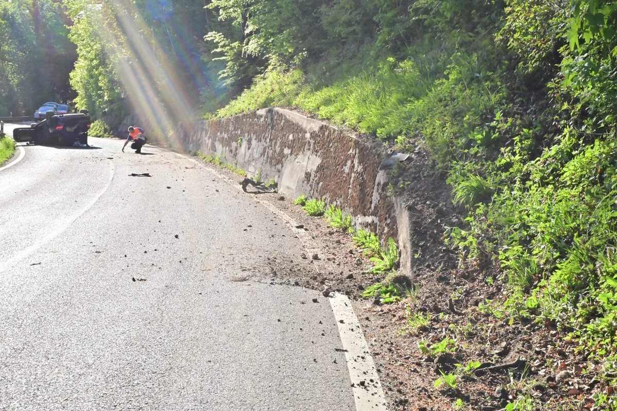 Schmerikon SG – Auto überschlägt sich bei Unfall