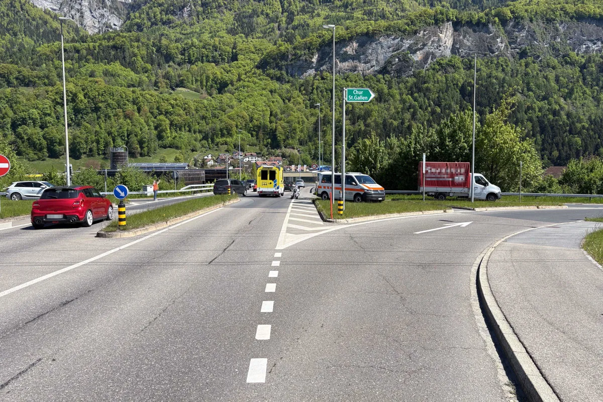Unfall in Flums SG – Motorrad prallt gegen Lieferwagen