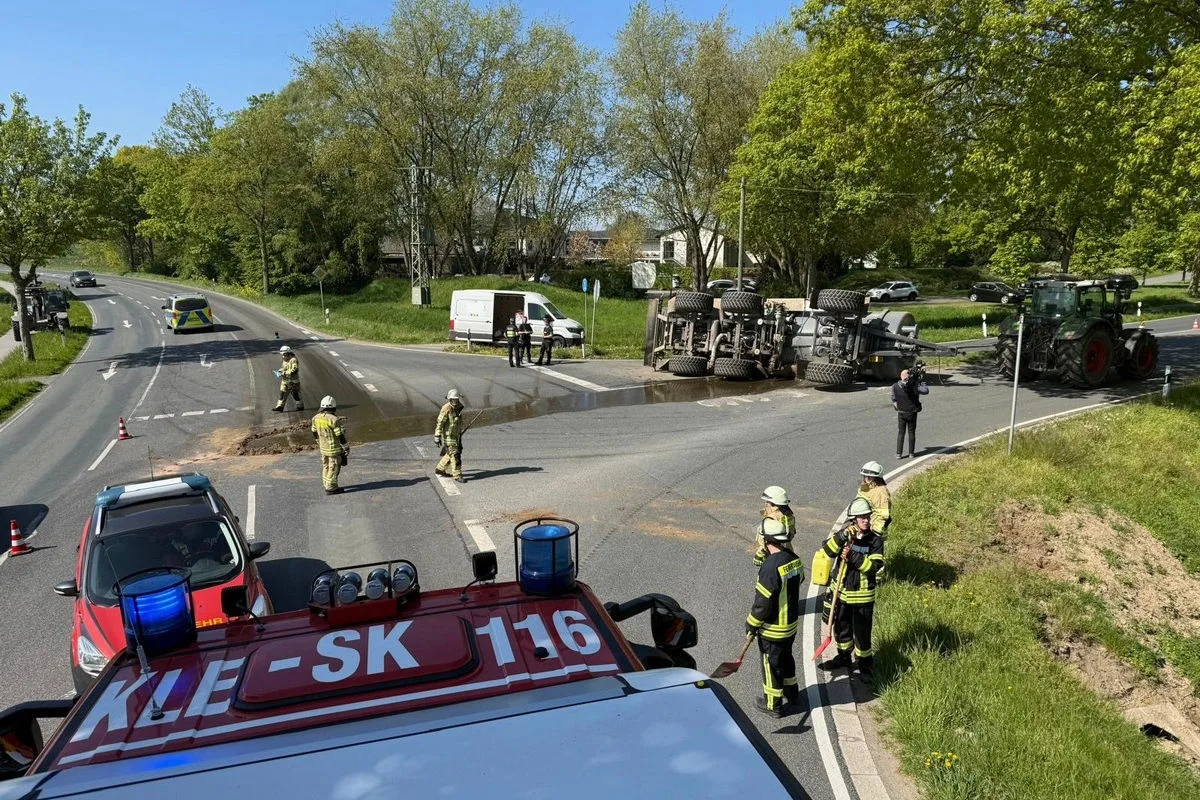 Unfall in Kalkar – Traktor mit Güllefass kippt um