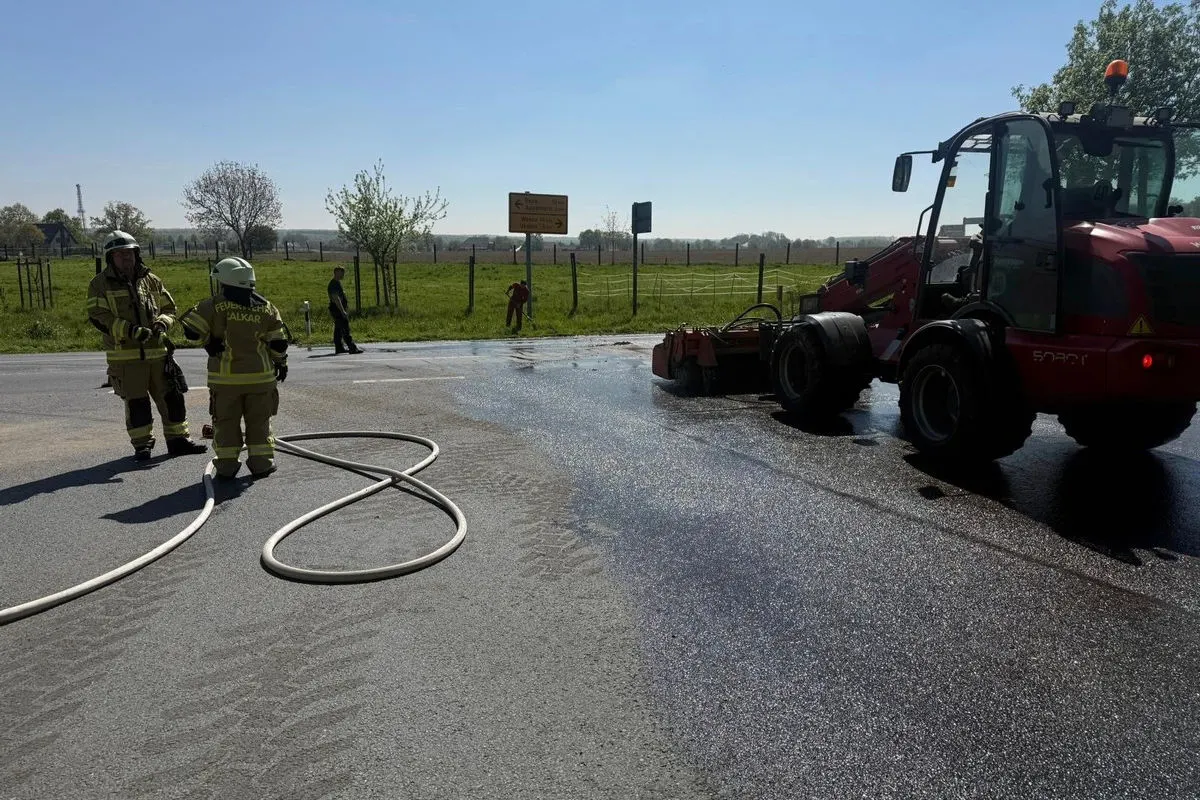 Unfall in Kalkar – Traktor mit Güllefass kippt um
