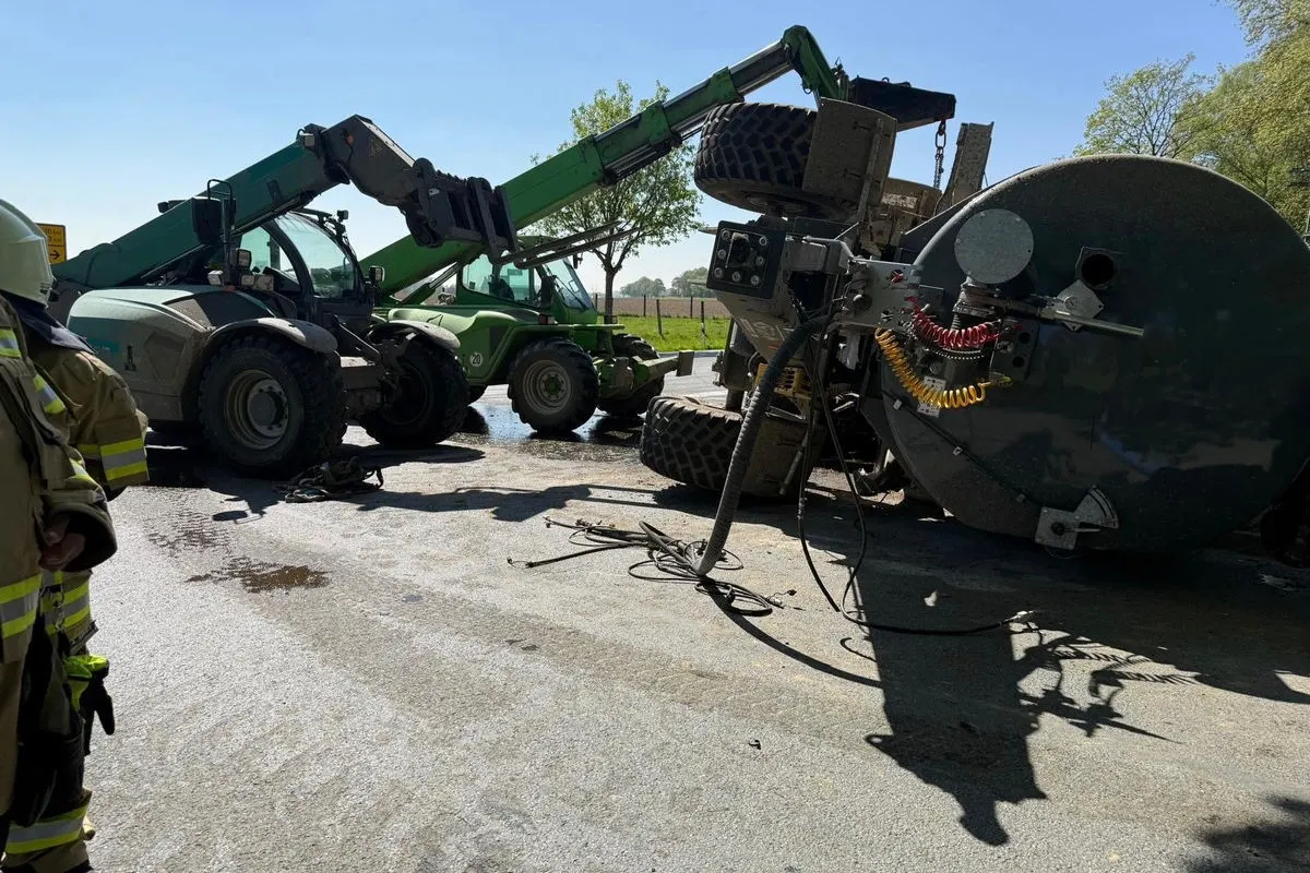 Unfall in Kalkar – Traktor mit Güllefass kippt um