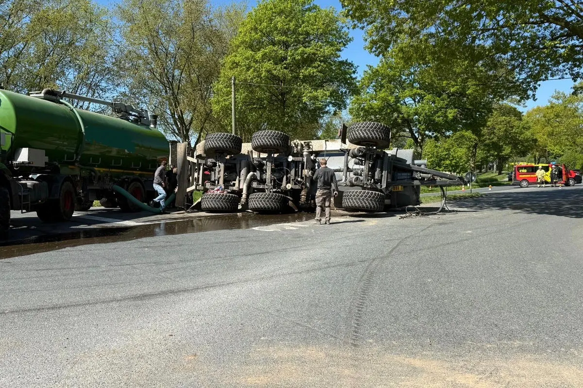 Unfall in Kalkar – Traktor mit Güllefass kippt um