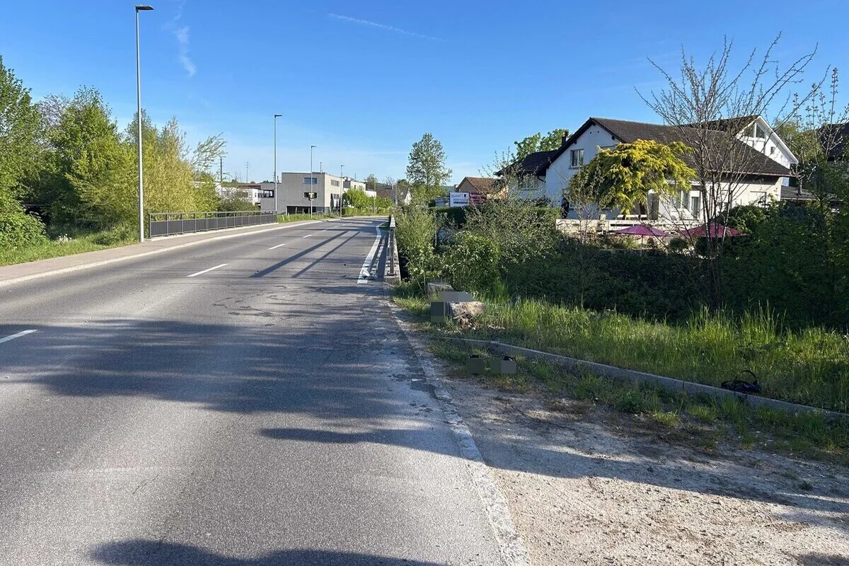 Endingen AG – Übermüdeter Fahrer landet mit Auto in der Surb