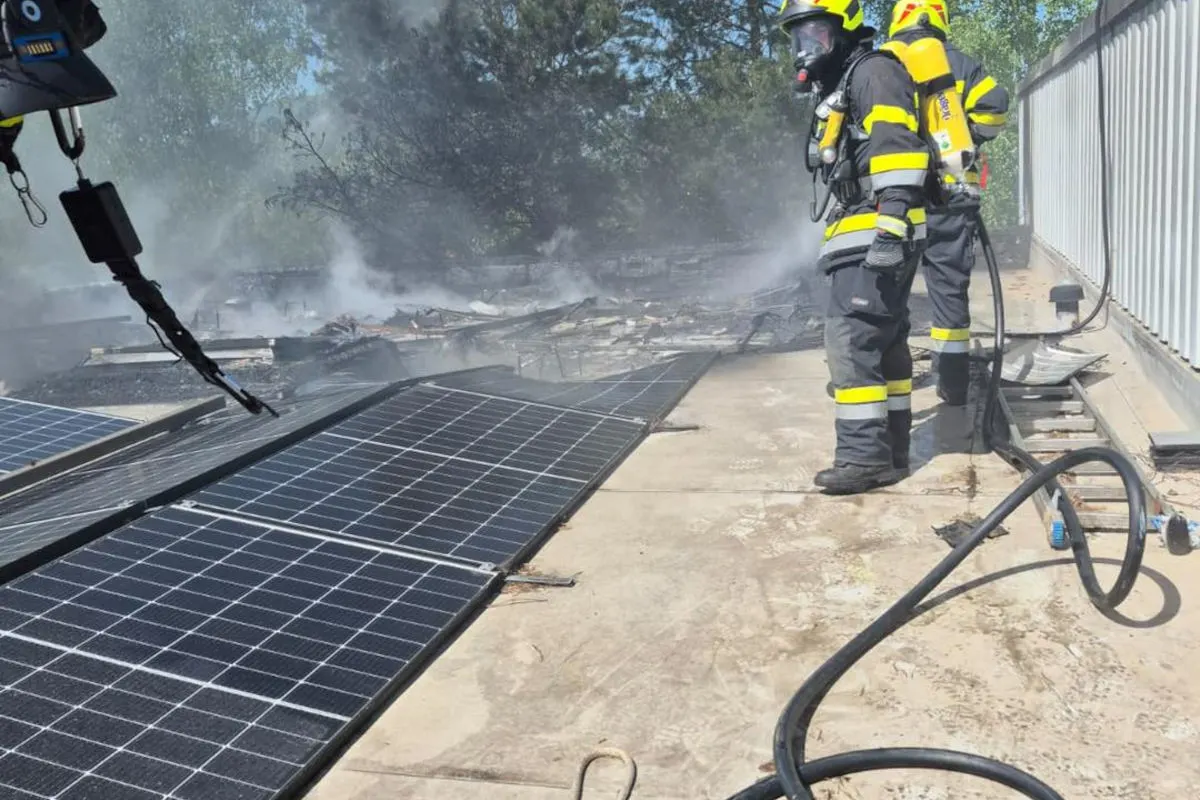Pischelsdorf – Brand auf Dach eines Industriegebäudes