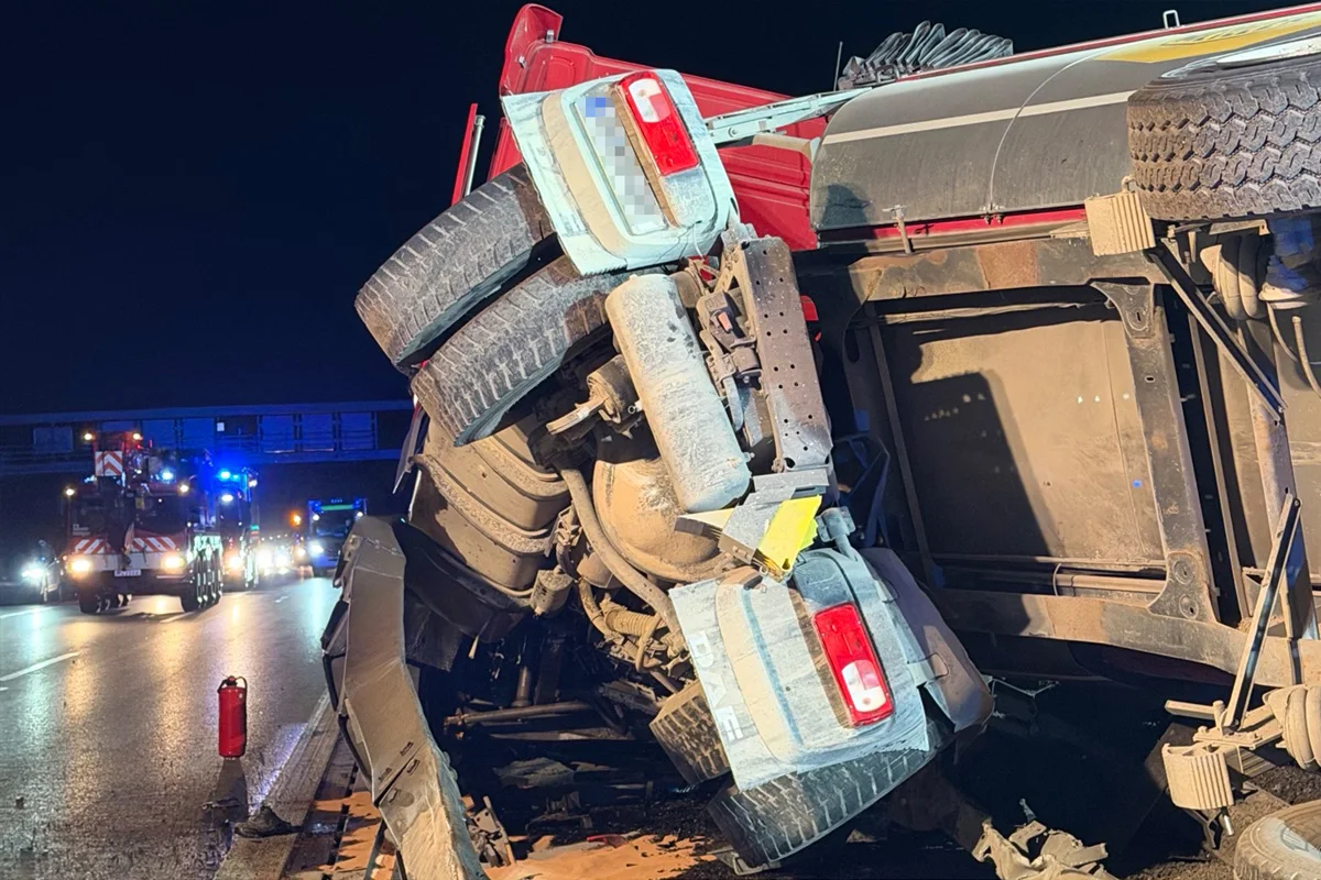 A99 München – Lkw durchbricht Mittelleitplanke auf Autobahn