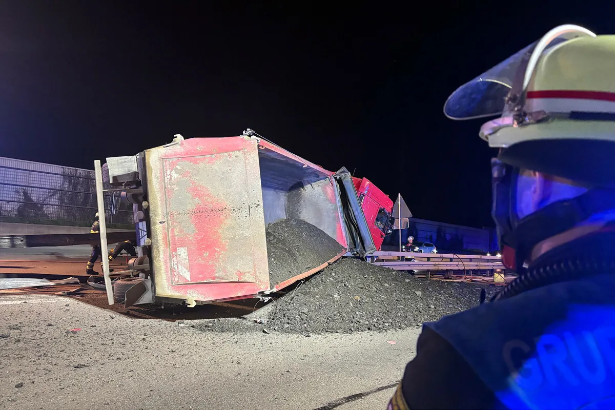 A99 München – Lkw durchbricht Mittelleitplanke auf Autobahn
