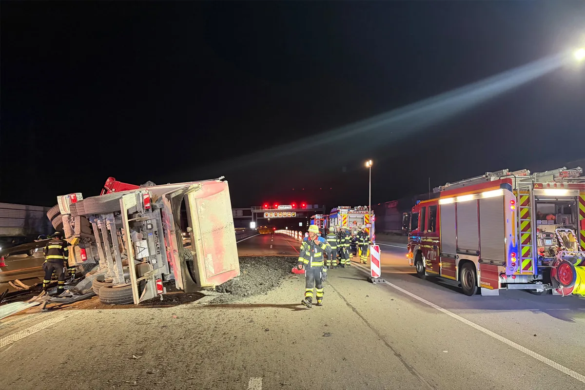 A99 München – Lkw durchbricht Mittelleitplanke auf Autobahn