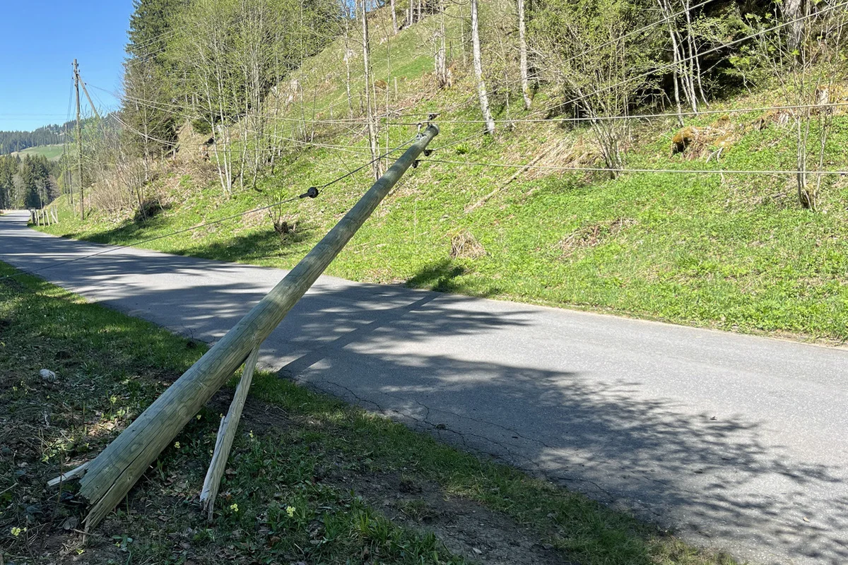 Auto reisst Strommast um – Stromausfall in Entlebuch LU
