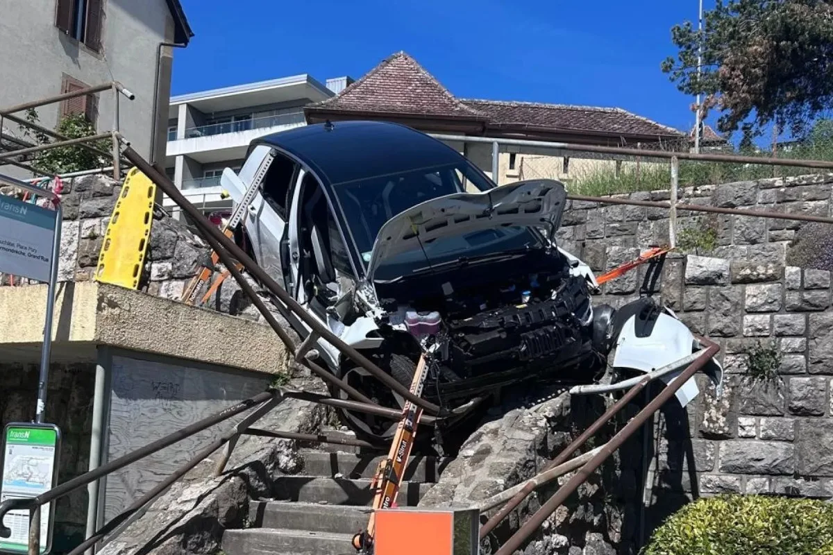 Hauterive NE – Auto stürzt bei Unfall Treppe hinunter