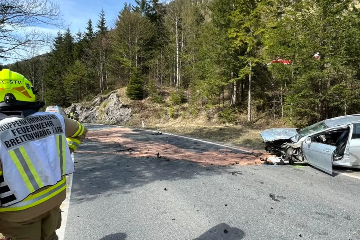Unfall in Breitenwang – Lenkerin prallt gegen Felswand
