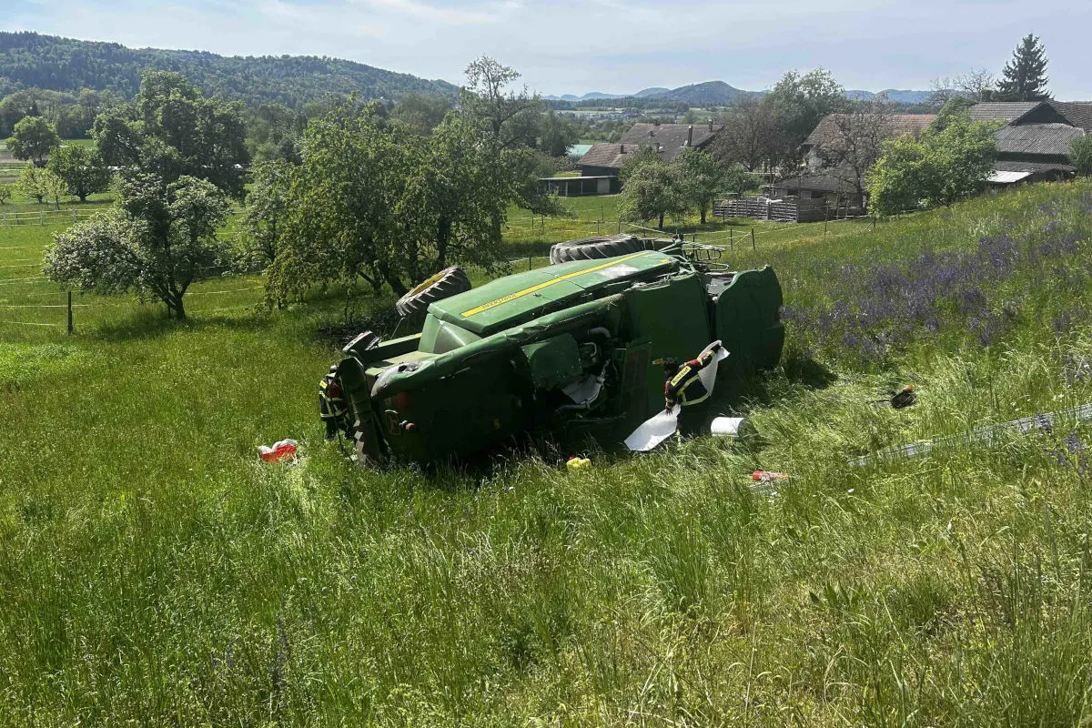 Niederrohrdorf AG – Mähdrescher überschlägt sich bei Unfall