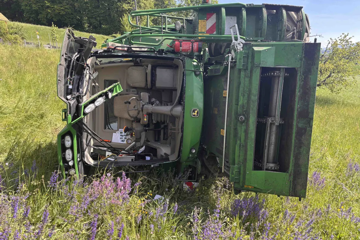 Niederrohrdorf AG – Mähdrescher überschlägt sich bei Unfall