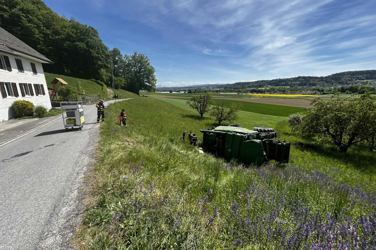Niederrohrdorf AG – Mähdrescher überschlägt sich bei Unfall