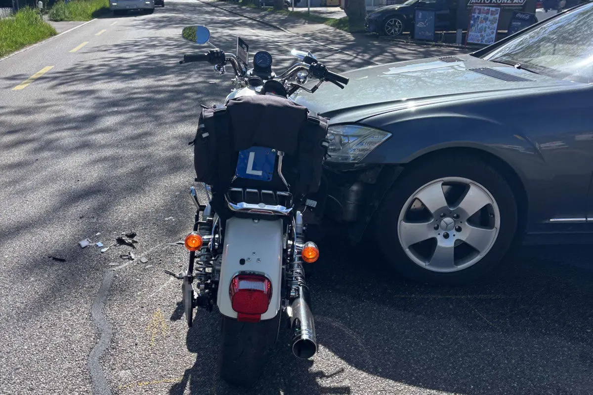 Wohlen AG – Vortritt missachtet und Unfall mit Motorrad verursacht