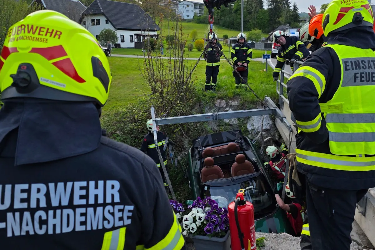 Altmünster – Auto landet nach Unfall im Bachbett