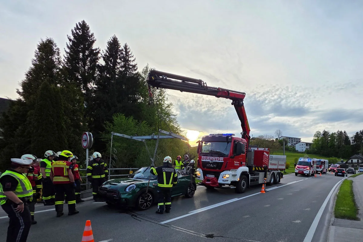 Altmünster – Auto landet nach Unfall im Bachbett
