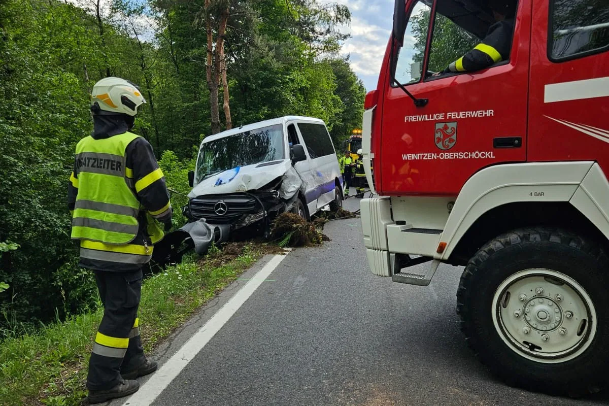 Ein weißer Mercedes-Transporter ist bei einem Unfall auf einer Landstraße beschädigt. Ein Feuerwehrfahrzeug der Freiwilligen Feuerwehr Weinzig-Oberschöckl steht daneben.