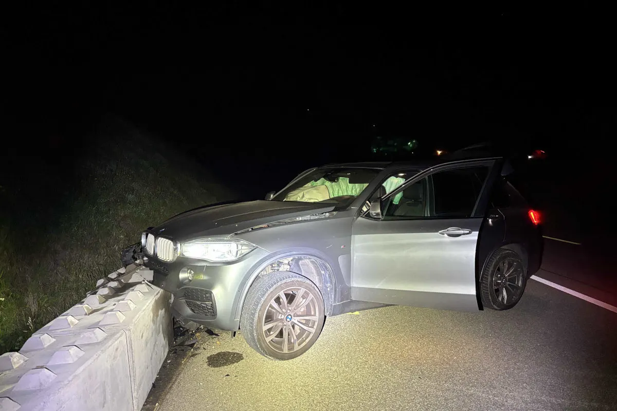 Schupfart AG – BMW prallt gegen Betonbarriere