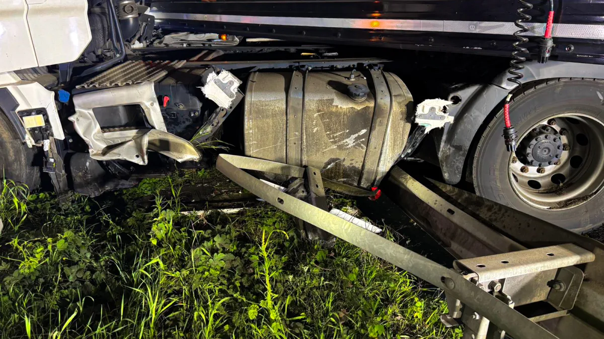 Das Bild zeigt einen schwer beschädigten Lkw-Tank und Rahmen, umgeben von Gras. Der Schaden deutet auf einen Unfall hin.