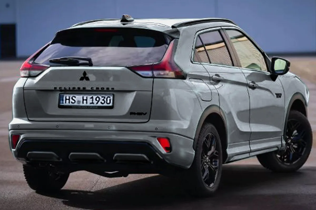 Ein silberner Mitsubishi Eclipse Cross steht auf einer Straße. Erkennbar ist das Kennzeichen mit der Aufschrift HS H 1930.
