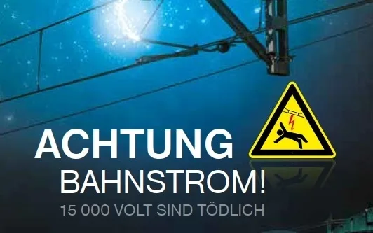 Ein Warnschild mit dem Text 'ACHTUNG BAHNSTROM!'  warnt vor den tödlichen 15.000 Volt der Oberleitung.