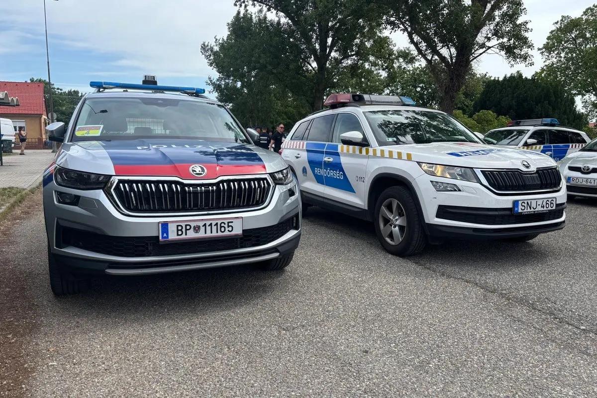 Auf einem Parkplatz stehen zwei Skoda-Polizeifahrzeuge nebeneinander. Eines ist rot-blau, das andere weiß-blau markiert.