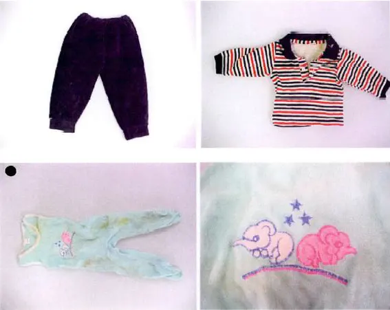 Das Bild zeigt vier Kinderkleidungsstücke auf einem weißen Hintergrund: eine rosa Hose, ein gestreiftes Oberteil, ein grüner Strampler mit Elefantenmuster und eine Nahaufnahme des Elefantenmusters.