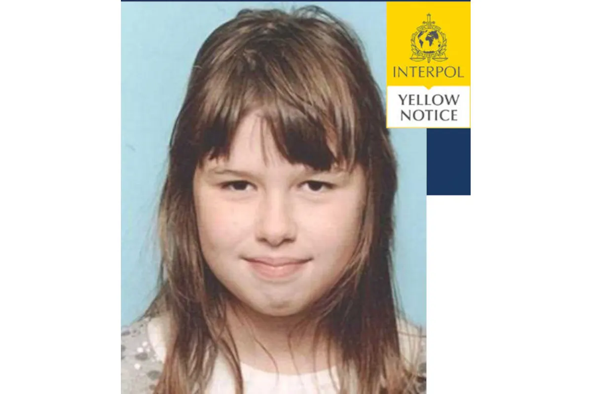 Das Bild zeigt eine junge Person auf einem Fahndungsfoto, begleitet vom Interpol-Logo und einer Yellow Notice.