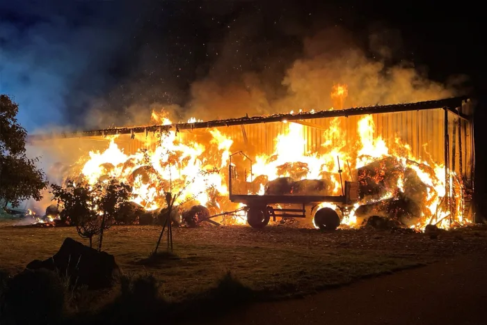 Petersberg RP – Brand von Heuballen greift auf Scheune über