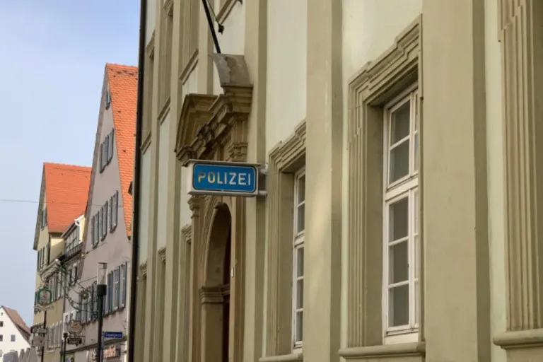 Leubersdorf - Mann uriniert nach Familienstreit auf den Boden der Polizeiwache