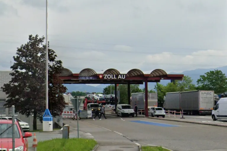 Flucht bei Zollkontrolle in Au SG – Mann schwimmt durch den Rhein