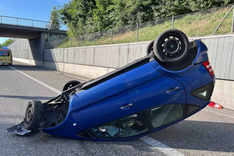 A2 Brittnau AG – PKW prallt gegen Leitplanke und überschlägt sich