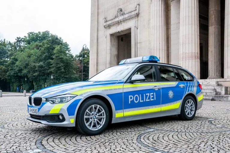 Klausen - Gegenstände von Brücke auf Fahrbahn geworfen!