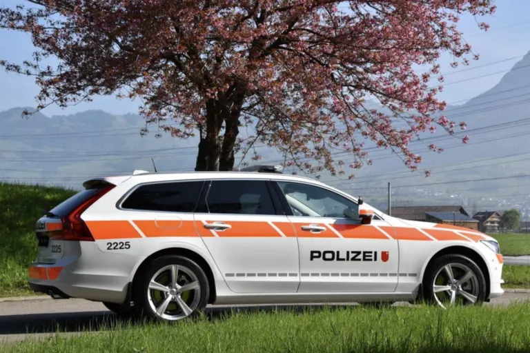 Zeugenaufruf aus Siebnen SZ - Kollision von zwei Personenwagen 