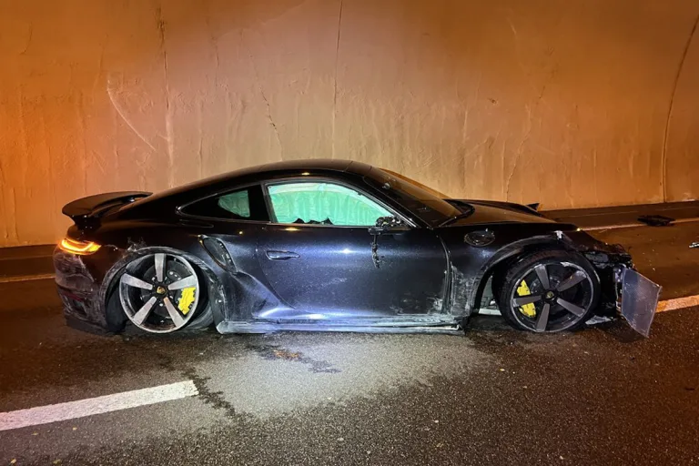 A1 Baden AG – Porsche prallt bei Unfall gegen Tunnelwand