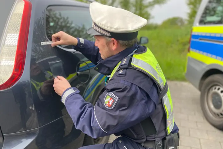 Lengerich NW – Polizei sucht Verursacher nach Unfallflucht mit beschädigtem Smart