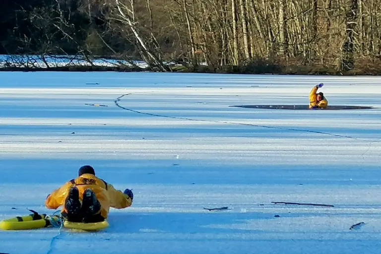 Alpenrod – Jugendliche aus eiskaltem Wasser gerettet